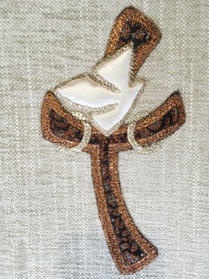 Croix de mariage avec colombe et alliances