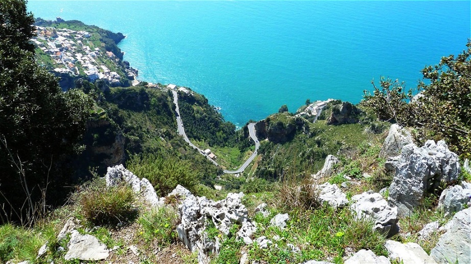 In der Tiefe schlängelt sich die Küstenstraße, die "Amalfitana"