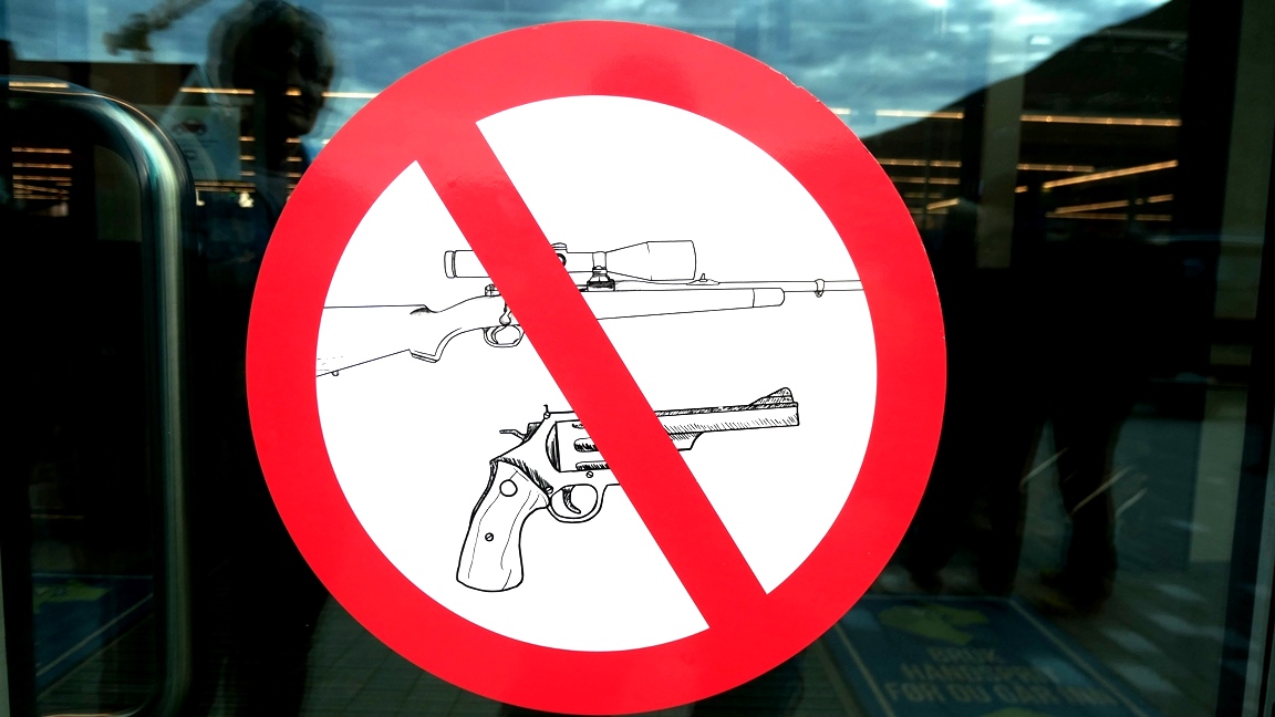 Schilder an den Eingängen der Geschäfte !