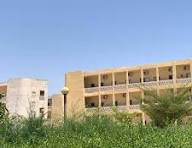 bâtiment en béton brun et blanc