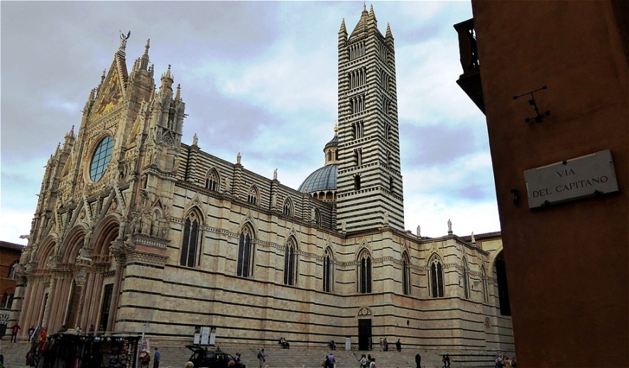 Der Dom aus schwarzem und weißem Marmor, heute eines der bedeutendsten Beispiele der gotischen Architektur in Italien, entstand aus einer dreischiffigen romanischen Basilika im 13. und 14. Jh.