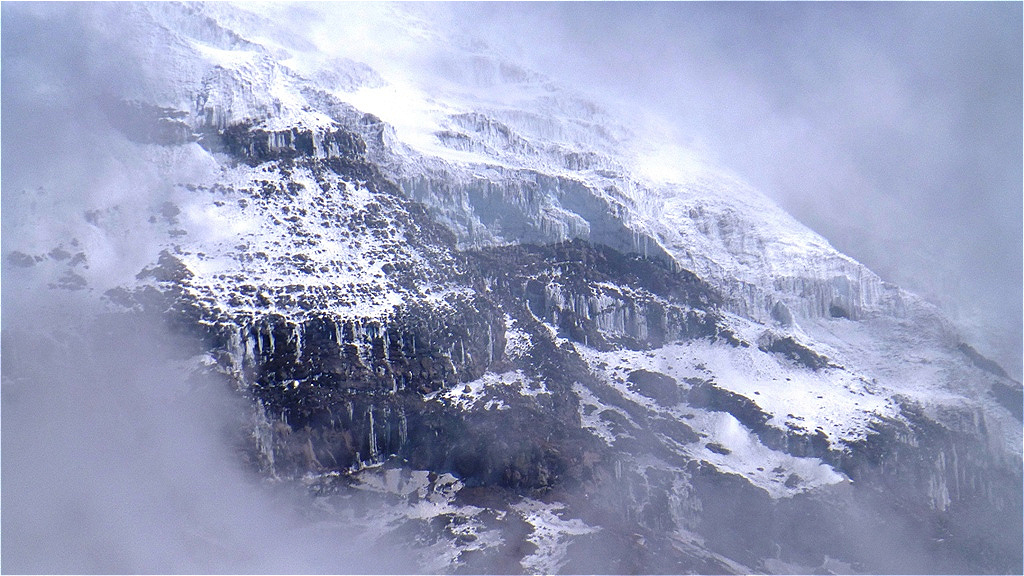 Das Wetter verschlechtert sich. Der Berg gibt uns keine Chance. Wir müssen umkehren !