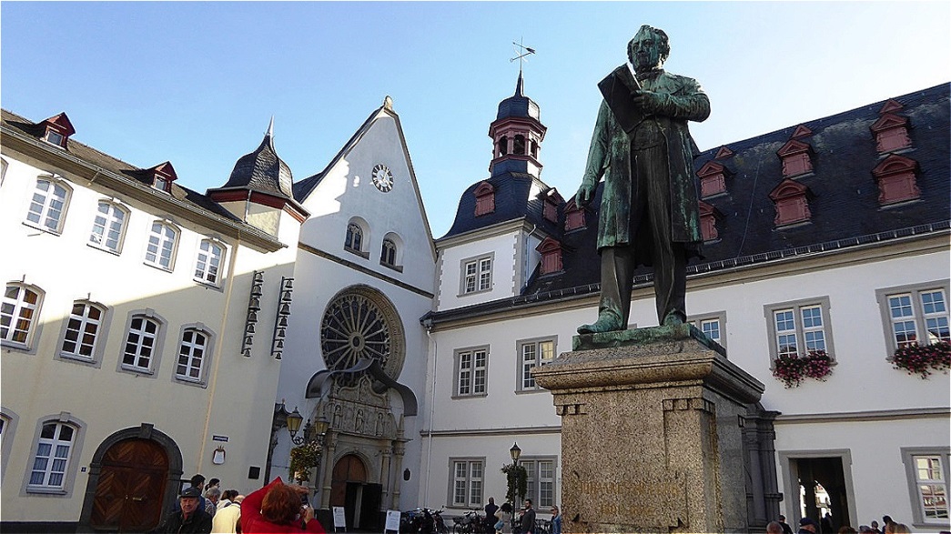Der Jesuitenplatz. In der Mitte des von schön hergerichteten Bürgerhäusern umgebenen Platzes steht das aus dem Jahr 1899 stammende Denkmal des Koblenzer Physiologen und Anatomen Johannes Müller