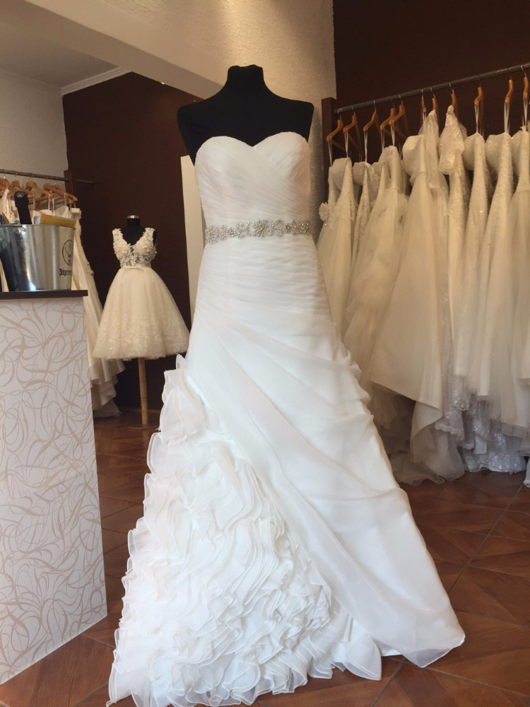  Možen odkup oblek po 190€,290€ in 390€.Na zalogi je več kot 70 modelov poročnih oblek.