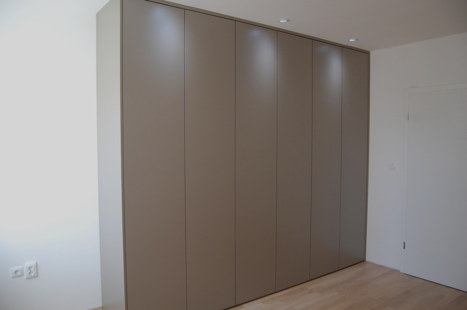 Vgradna omara s klasičnimi vrati z odpiranjem na dotik