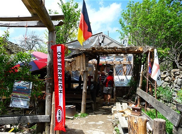Fantasievoll zusammengezimmerte Gebäude mit Fanschal des österreichischen Fußballbundes !