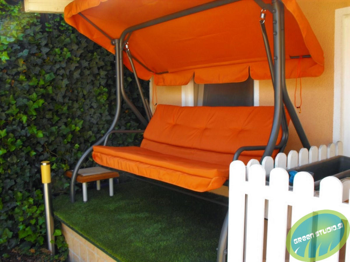 Umetna trava gugalnik