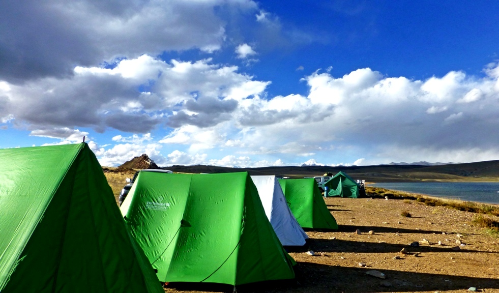 Aus den Wolken im Hintergrund taucht der Kailash auf