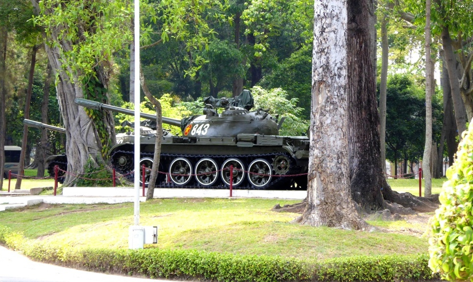 Am 30. April 1975 um 10:45 durchbrach ein nordvietnamesischer Panzer die Tore des Palastes. Dies markierte das Ende des Vietnamkrieges.