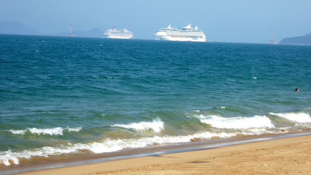 Unser Schiff, die Costa Serena, liegt in der Bucht vor Anker