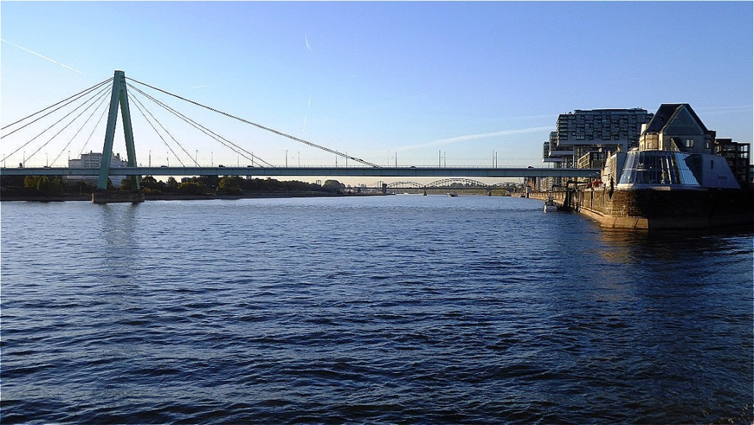 Die Schrägseilbrücke verbindet das Severinsviertel über den Rhein und den Rheinauhafen mit dem rechtsrheinischen Stadtteil Köln-Deutz sowie den innerstädtischen Autoverkehr mit den rechtsrheinischen Ringstraßen
