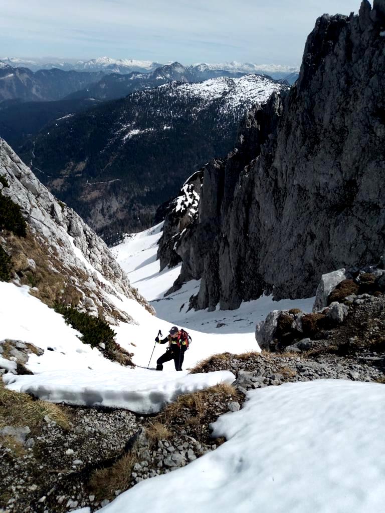 Aufstieg durch die mit Felsen durchsetzte Scharte