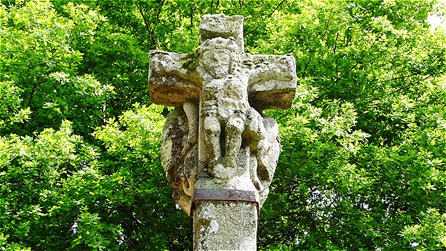 Verwittertes Cruzeiro - uraltes Pilgerkreuz