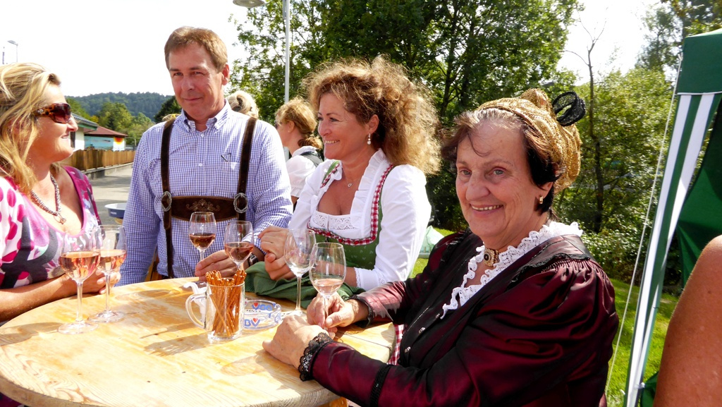 Gute Laune bei einem Gläschen Friedburger Rosé !
