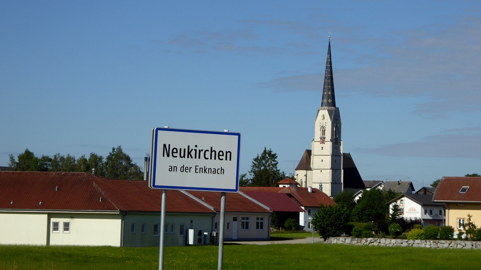 Der charakteristische Kirchturm der Pfarrkirche Mariä Himmelfahrt