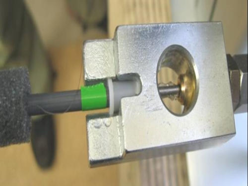 vpenjalo in šoba za injeciranje masti v plašč bovdena