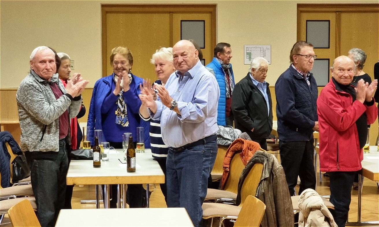 Nach dem Film gab es "Standing Ovations" durch Glasmachermeister, Glasmacher und Mitarbeiter/Innen der ehemaligen RIEDEL Glashütte
