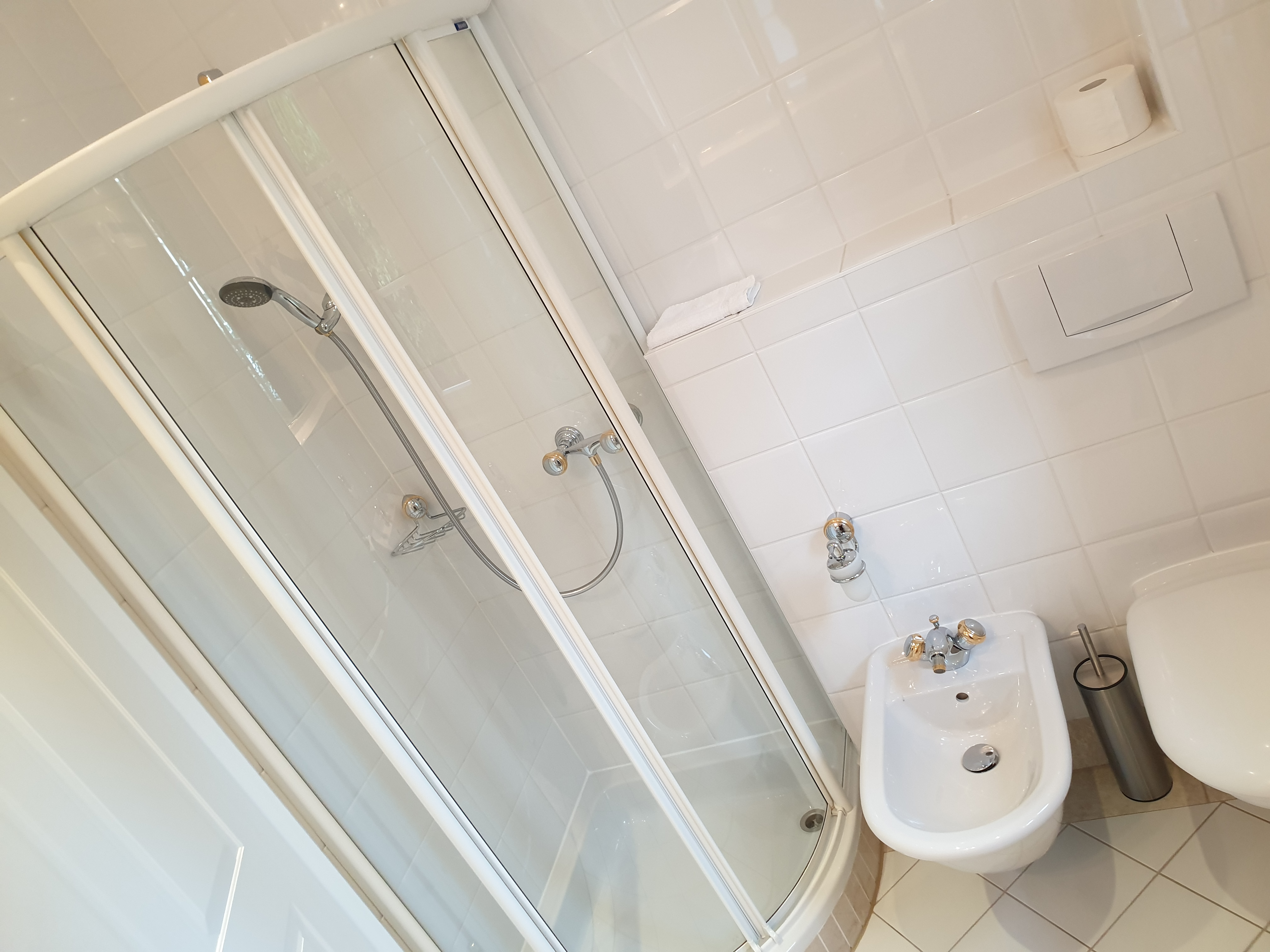 Badezimmer linkes Appartement