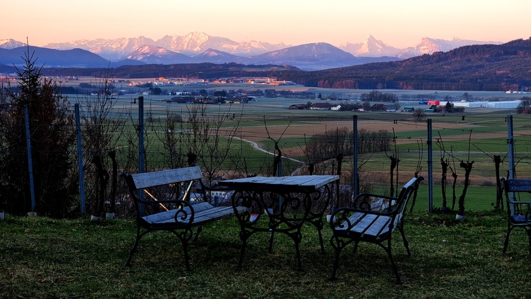 Die Sonne erhellt bereits die Berggipfel