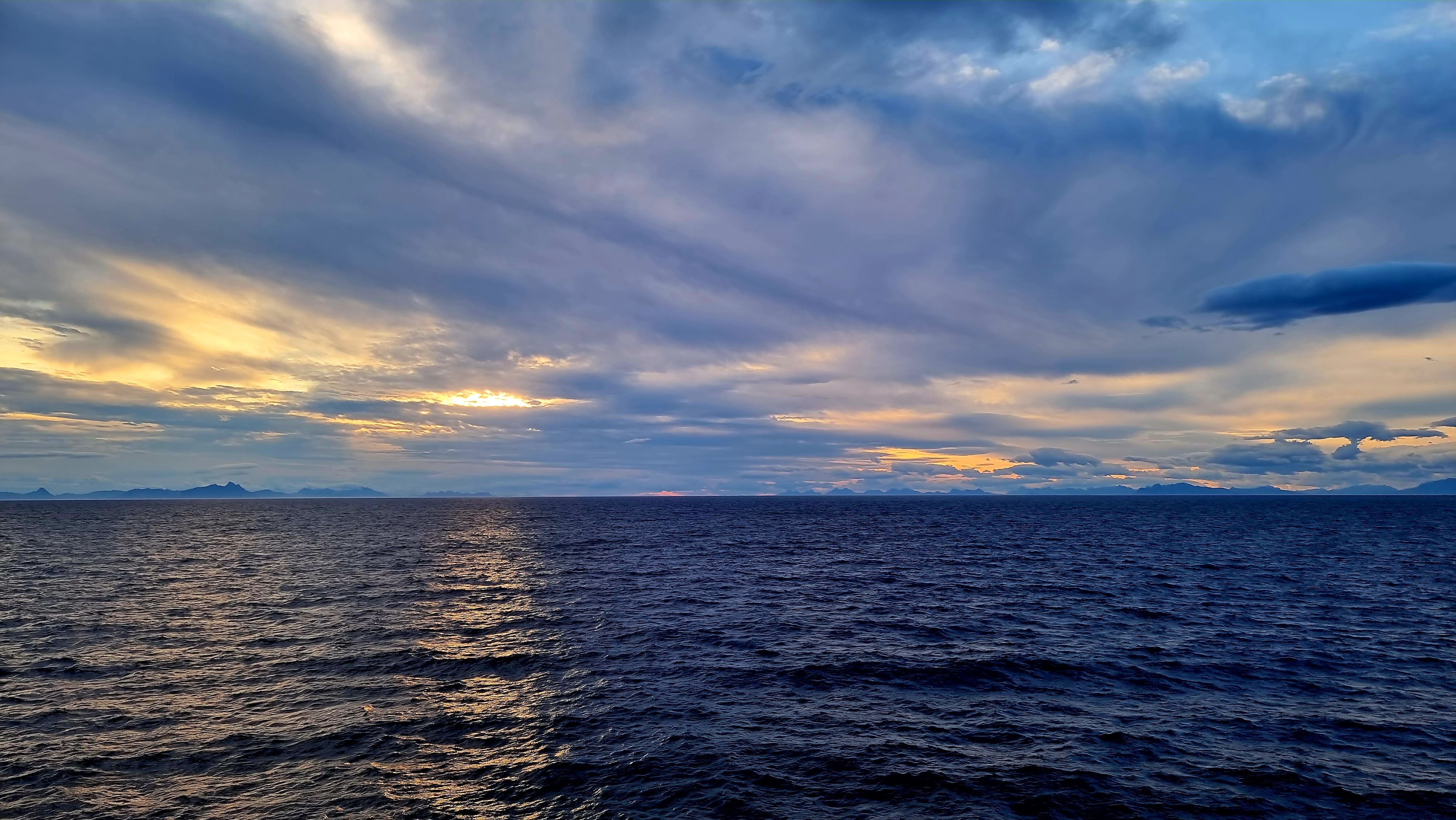 Neuer Morgen, am Horizont tauchen die Lofoten auf