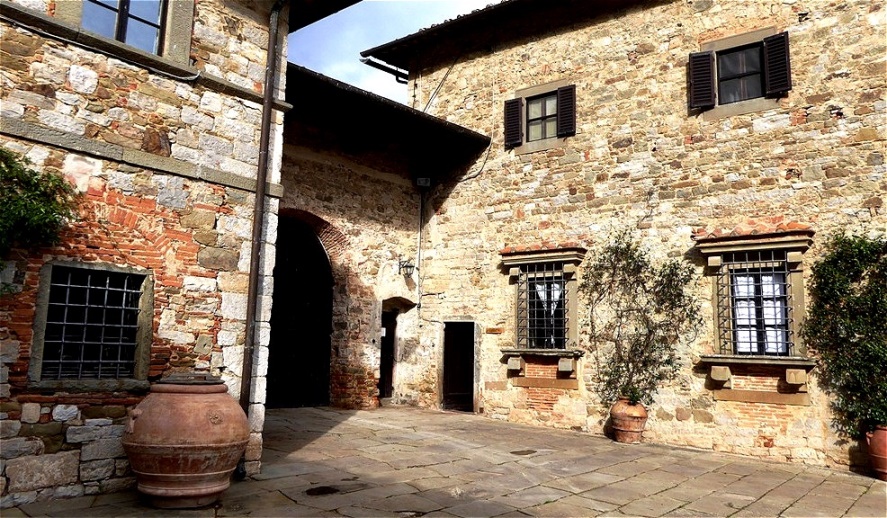 Im Hof des Weingutes - heute ist das ehemalige Kloster ein renommiertes Weingut, das von der Familie Stucchi Prinetti geführt wird