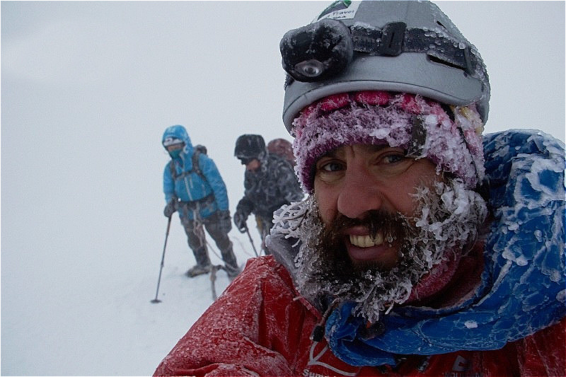 Unser Guide Felix im Cotopaxi-Sturm. Die Kleidung wird in wenigen Minuten zum Eispanzer !