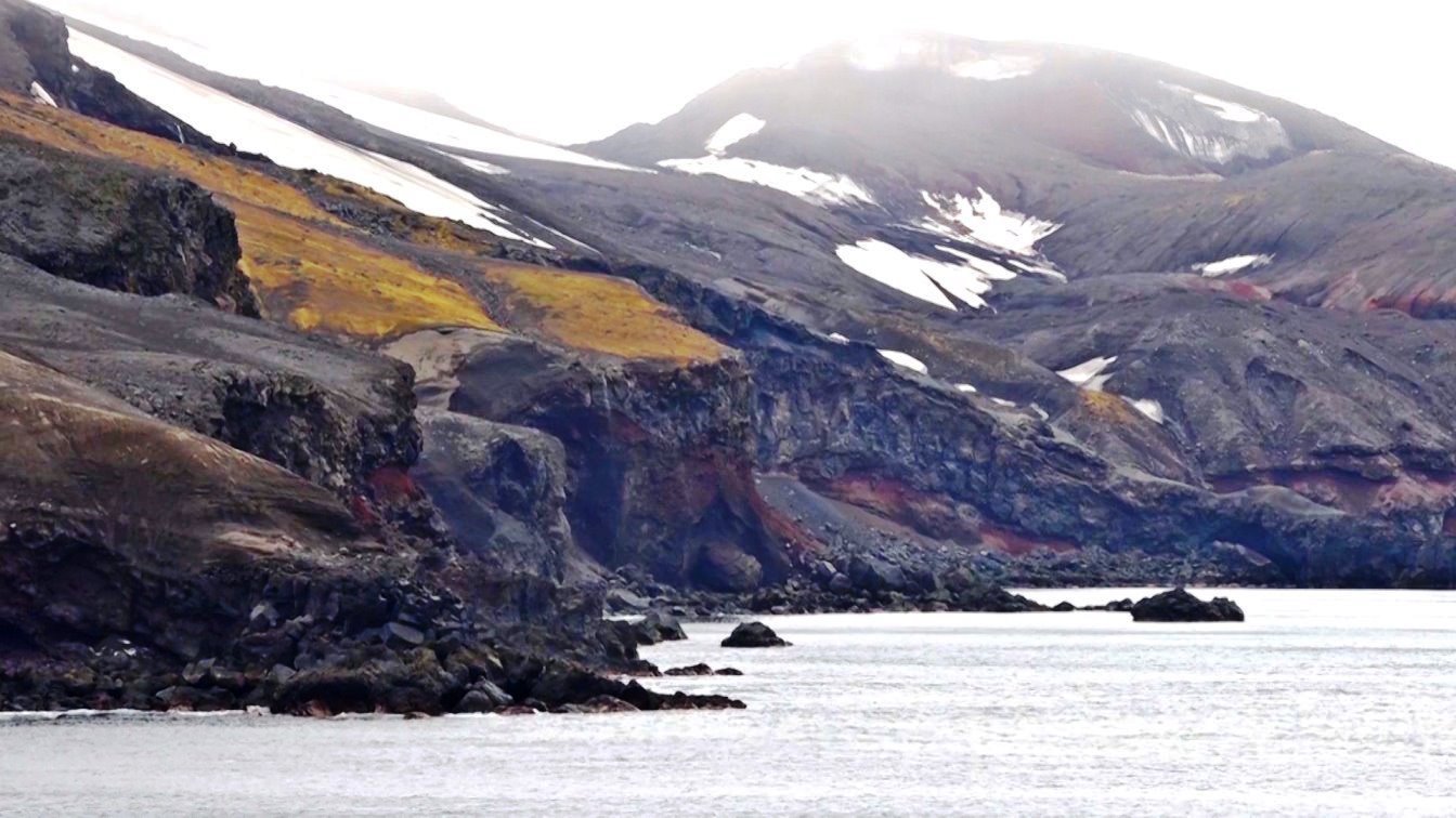 Vom Vulkanausbruch (1970) zerrissene Flanken