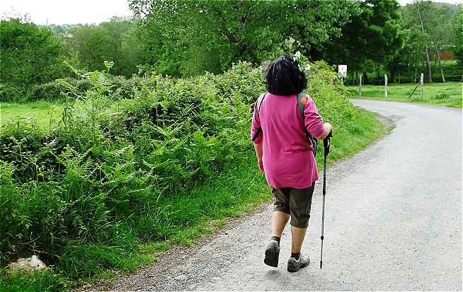 Blumen im Haar
und Rucksack vor der Brust !?