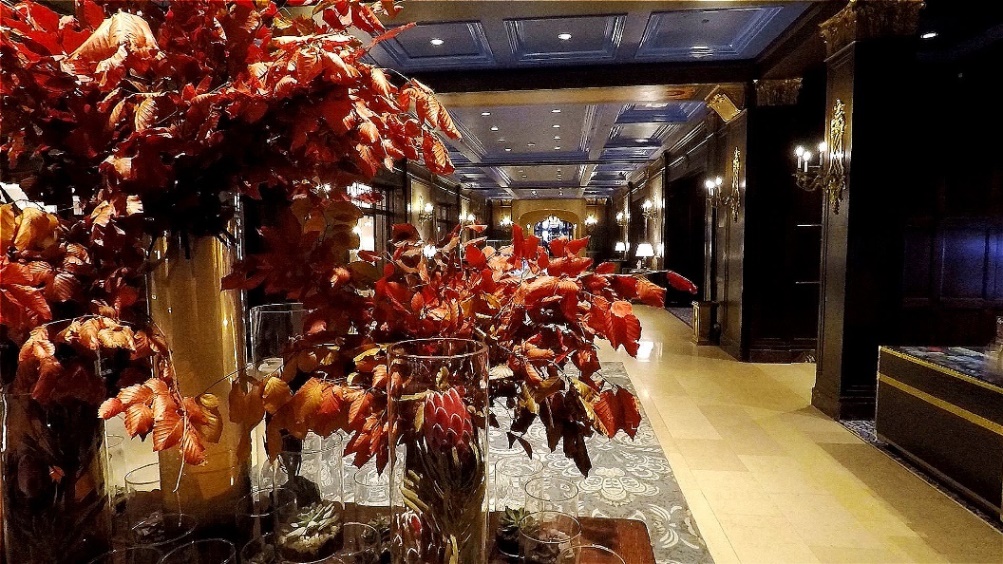 Erfurchtsvoll schreiten wir durch die große Halle...