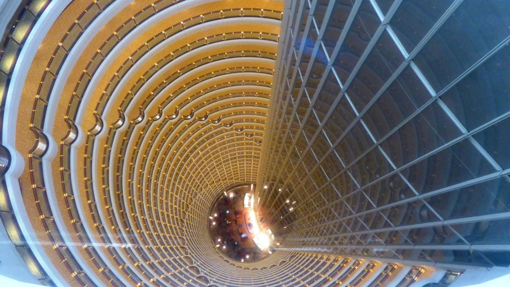 Im Inneren des Jin-Mao-Gebäudes, schwindeleregender Tiefblick von der Aussichtsplattform hinunter in die Lobby