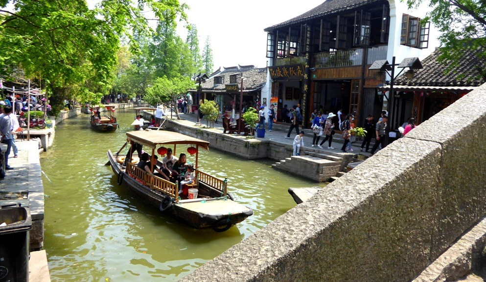 Das Dorf besteht aus vielen kleinen Gassen, Brücken und Kanälen