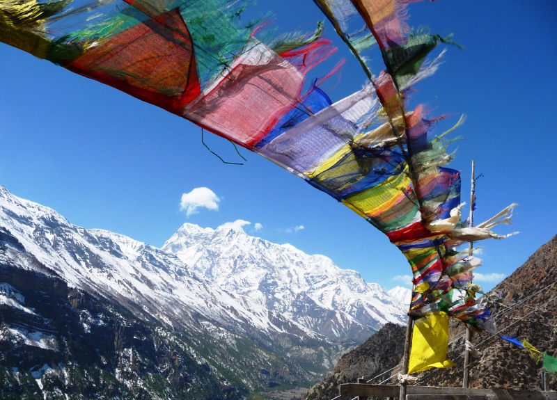 Gebetsfahnen flattern im Wind
Gebetsfahnen oder Gebetsflaggen (tib.: rlung rta; deutsch: Windpferd) sind heute im Buddhismus übliche Fahnen in meist kleiner rechteckiger Form