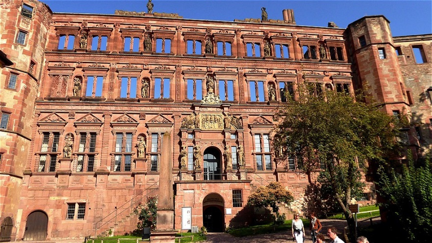 Nach der Zerstörung blieben nur die Mauern der Außenfassade stehen