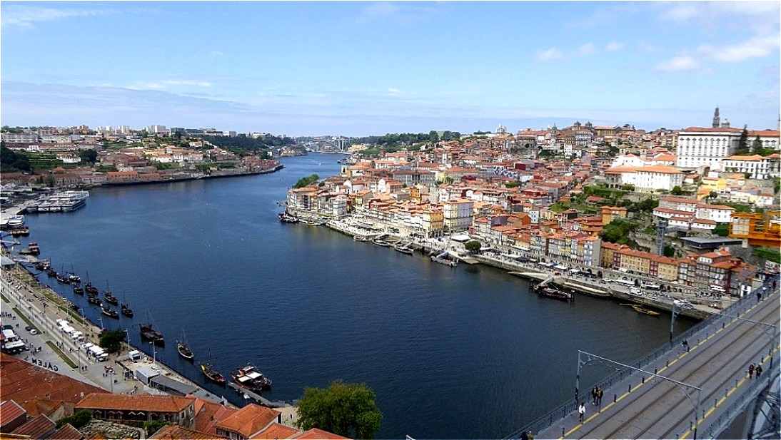Tiefblick vom Aussichtspunkt beim Kloster Serra do Pilar