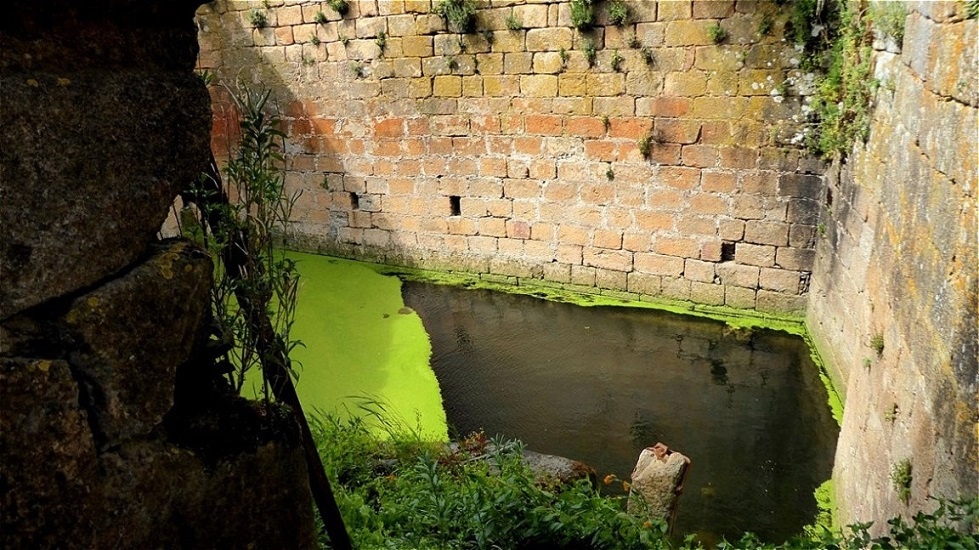 Die Zisterne ist auch heute noch mit Wasser gefüllt