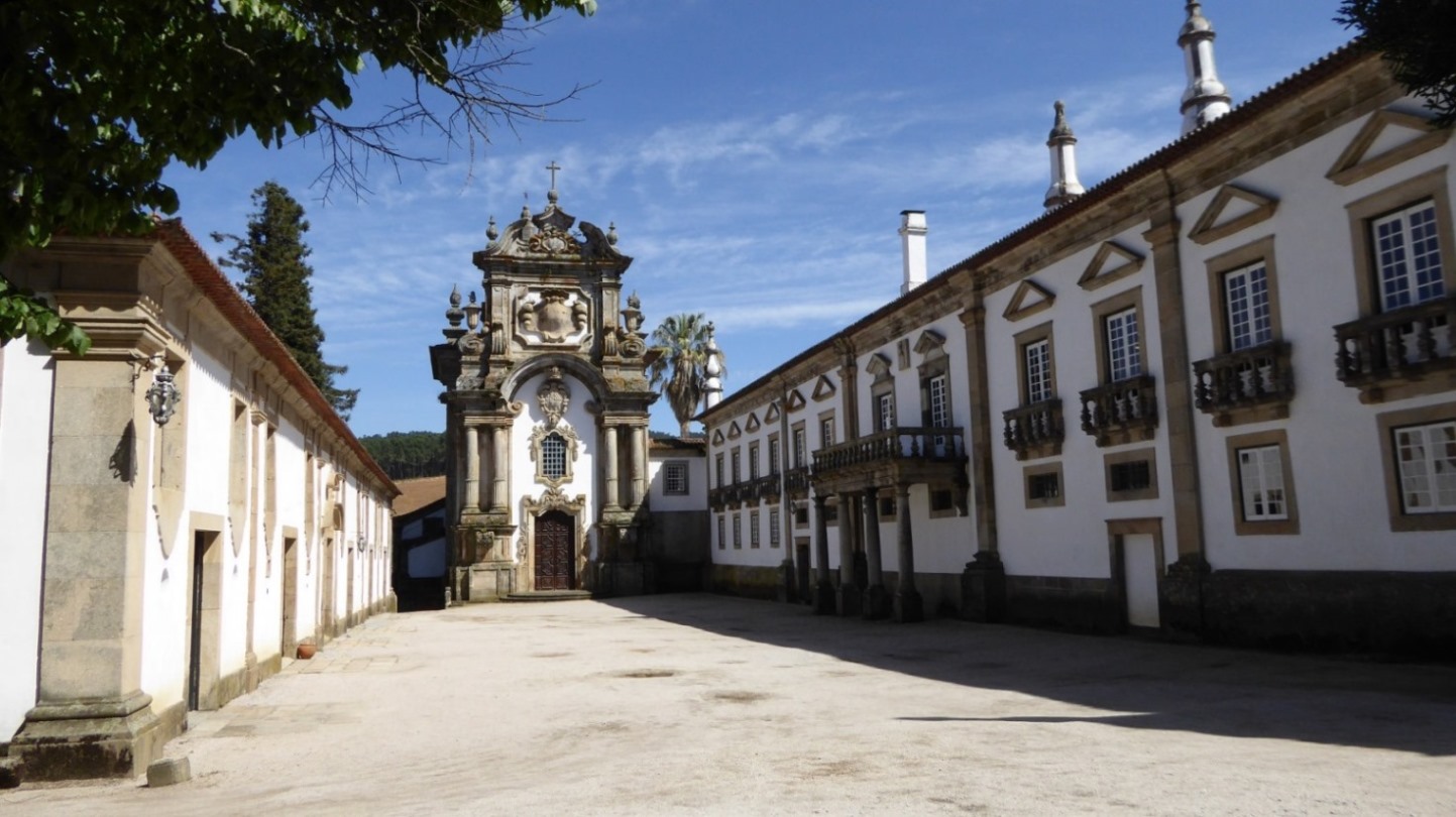 Seitenflügel mit der Kapelle