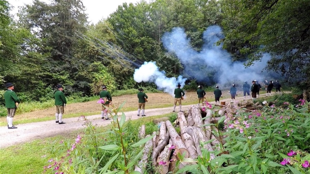 Reihenfeuer Prangerschützen Lochen und  Tiafstoaschützen aus Schleedorf