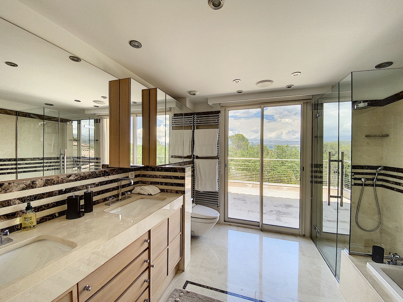 https://0501.nccdn.net/4_2/000/000/023/130/Terre-Blanche-property-SH06.jpg