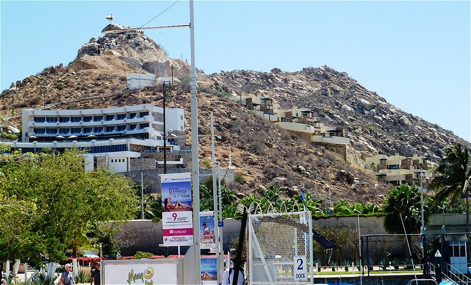 Villen auf kargen Felsen