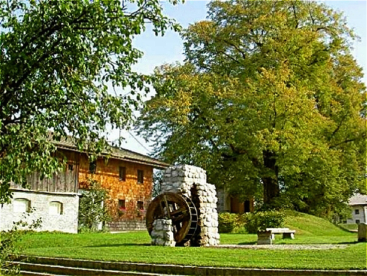 2004 -  Auf dem Schwemmbachweg 
Hochäcker und Keltengräber    Dorfplatz in Teichstätt