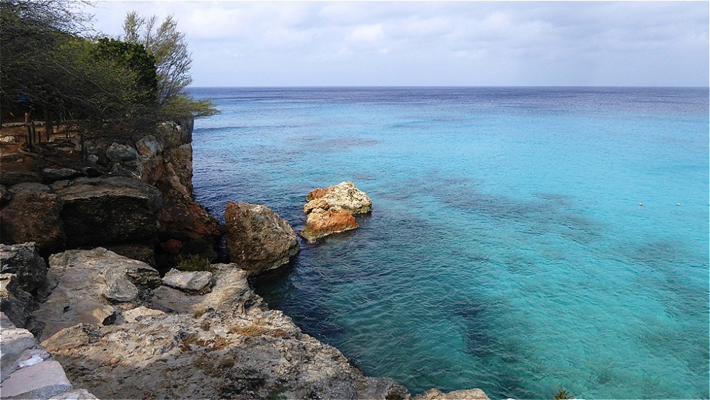 Felsen am Strandeingang - kristallklares Wasser !