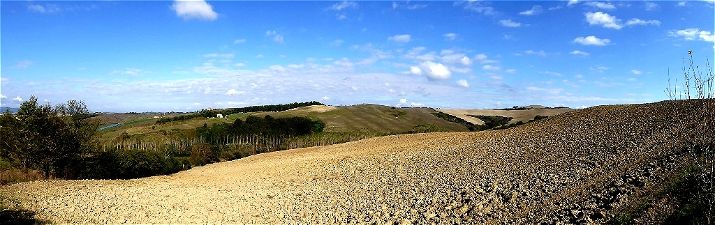 Der helle Lehmboden ist typisch für diese Landschaft