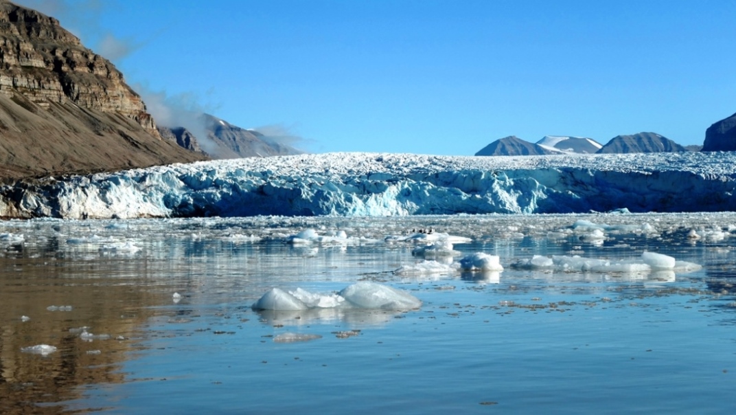 Blaues Eis in der Sonne