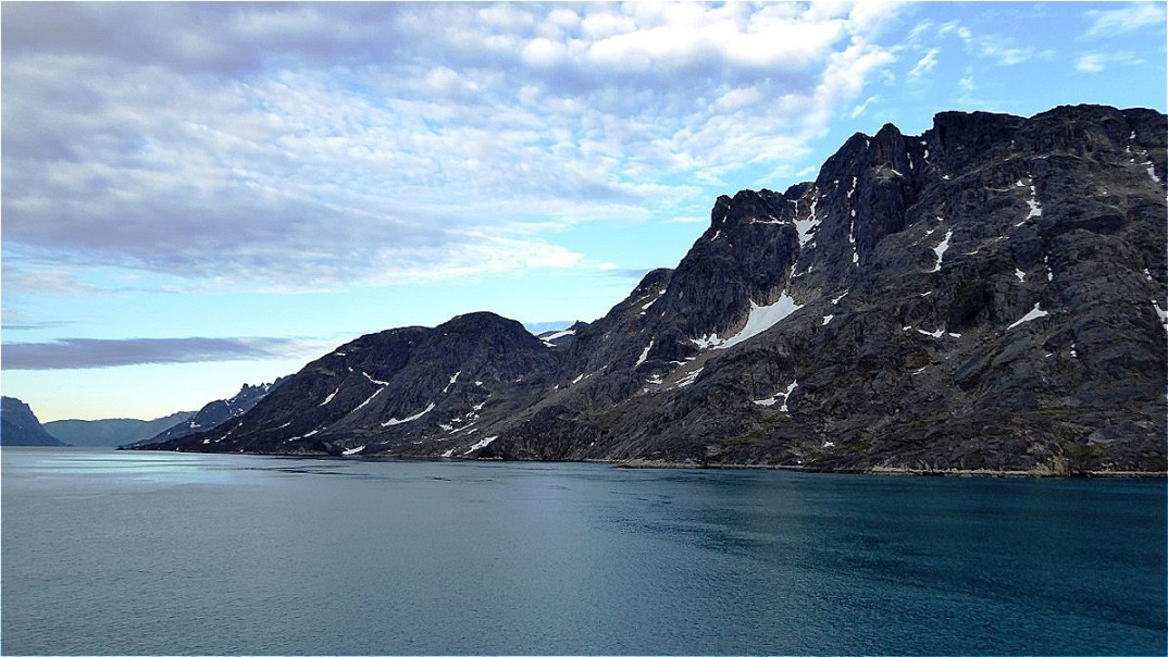 Auf beiden Seiten säumen hohe Berge den Fjord