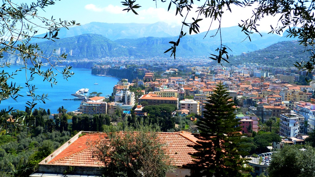 Die Stadt Sorrent liegt auf der Halbinsel von Sorrent am Golf von Neapel. Die Stadt wurde im 7. Jahrhundert v. Chri, von den Phöniziern gegründet