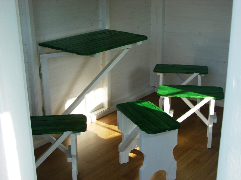 Mobilă de interior: 4 scăunele-taburet și o măsuță rabatabilă la perete