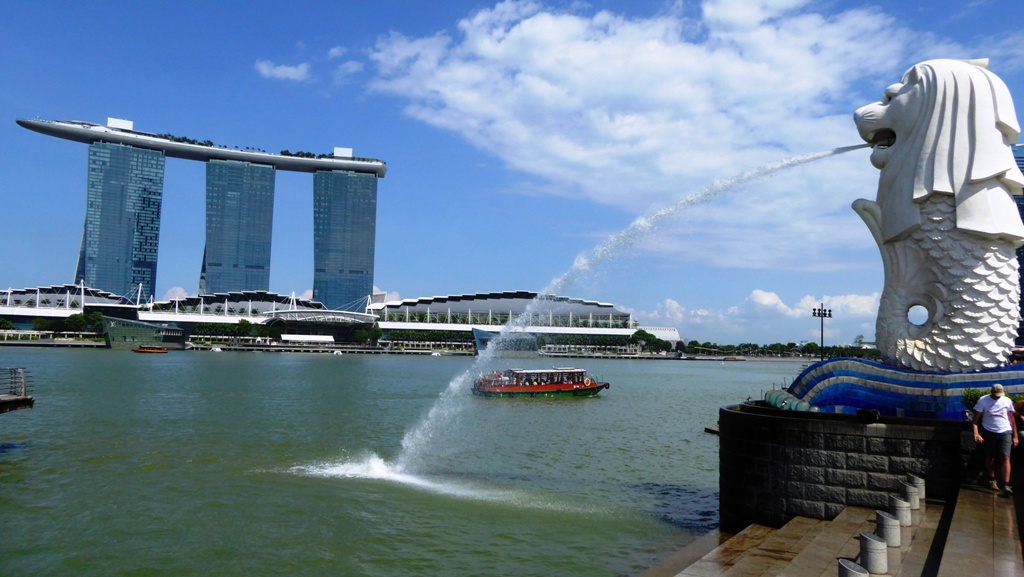 
Der Merlion ist eine Sagengestalt und Mischung aus Löwe und Fisch und der Schutzpatron dieser Stadt.
Der Löwenkopf symbolisiert Stärke und Furchtlosigkeit, der Fischkörper den Ursprung aus und die Verbundenheit mit dem Meer.
