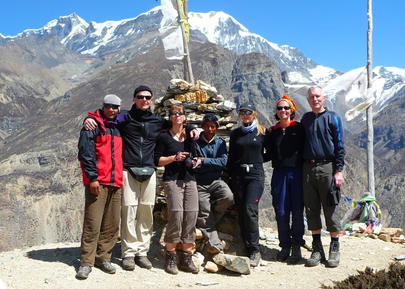 Gruppenfoto unter flatternden Gebetsfahnen