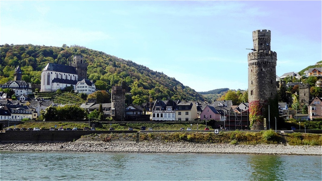 Oberwesel mit der katholischen Kirche St. Martin und dem Ochsenturm