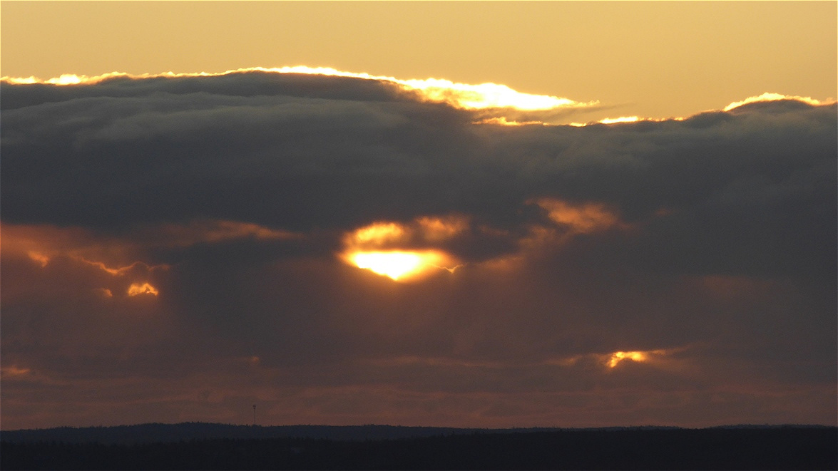 Noch verhüllen Wolken die Sonnenscheibe
